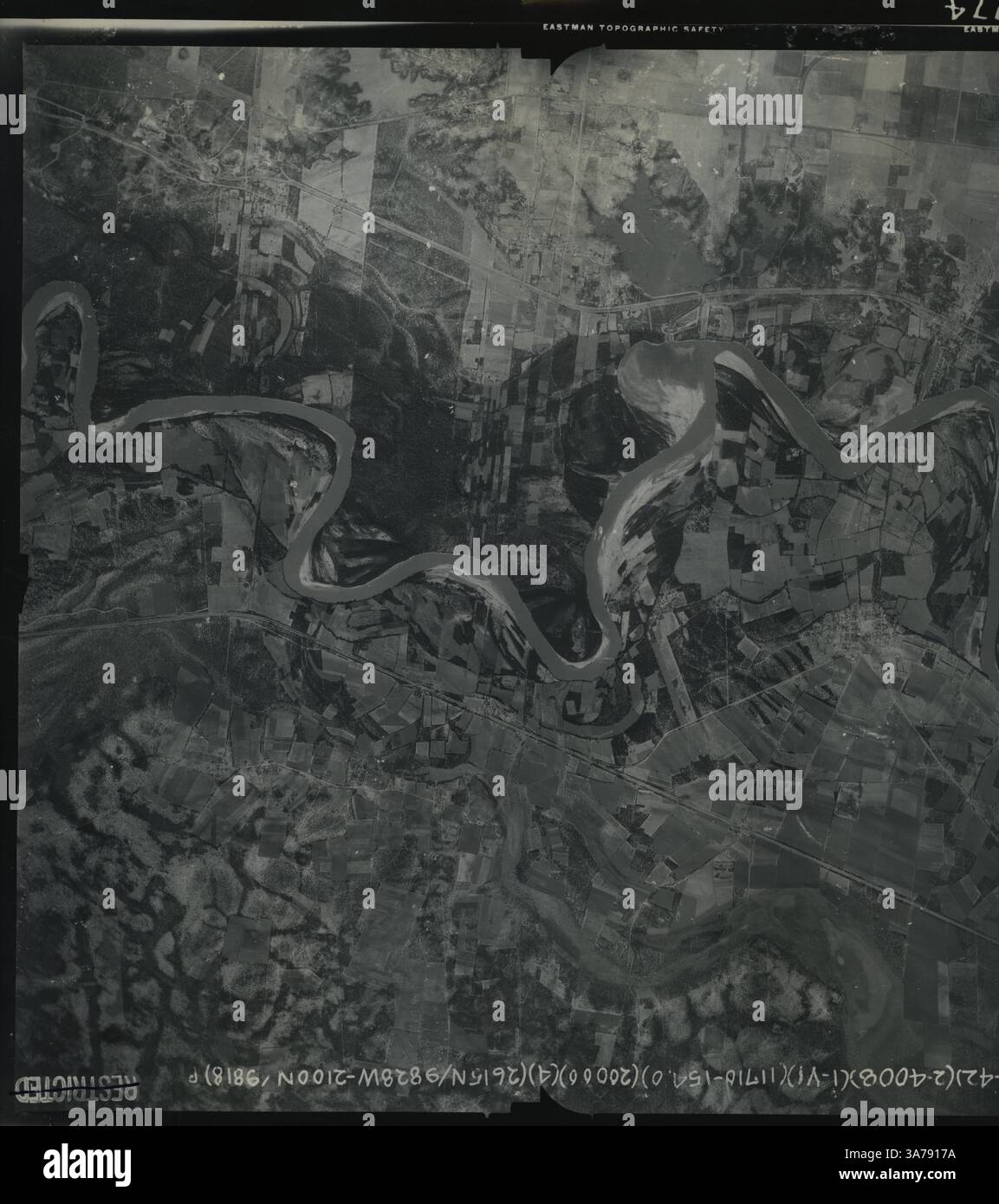Les méandres du Rio Grande se tordent comme un ruban à travers le paysage dans cette image aérienne verticale prise par le U.S. Geological Survey. Les terres agricoles et les terrasses fluviales sont clairement visibles. Banque D'Images