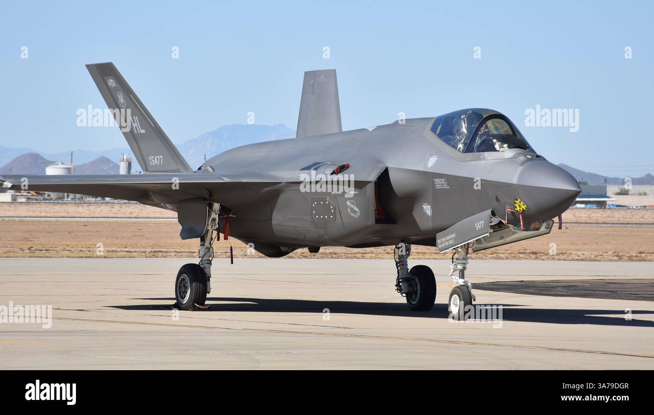 Tucson, AZ, États-Unis - 22 mars 2025 : un chasseur d'attaque interarmées F-35 de l'US Air Force (Lightning II) sur une piste à Davis-Monthan Air Force base. Banque D'Images