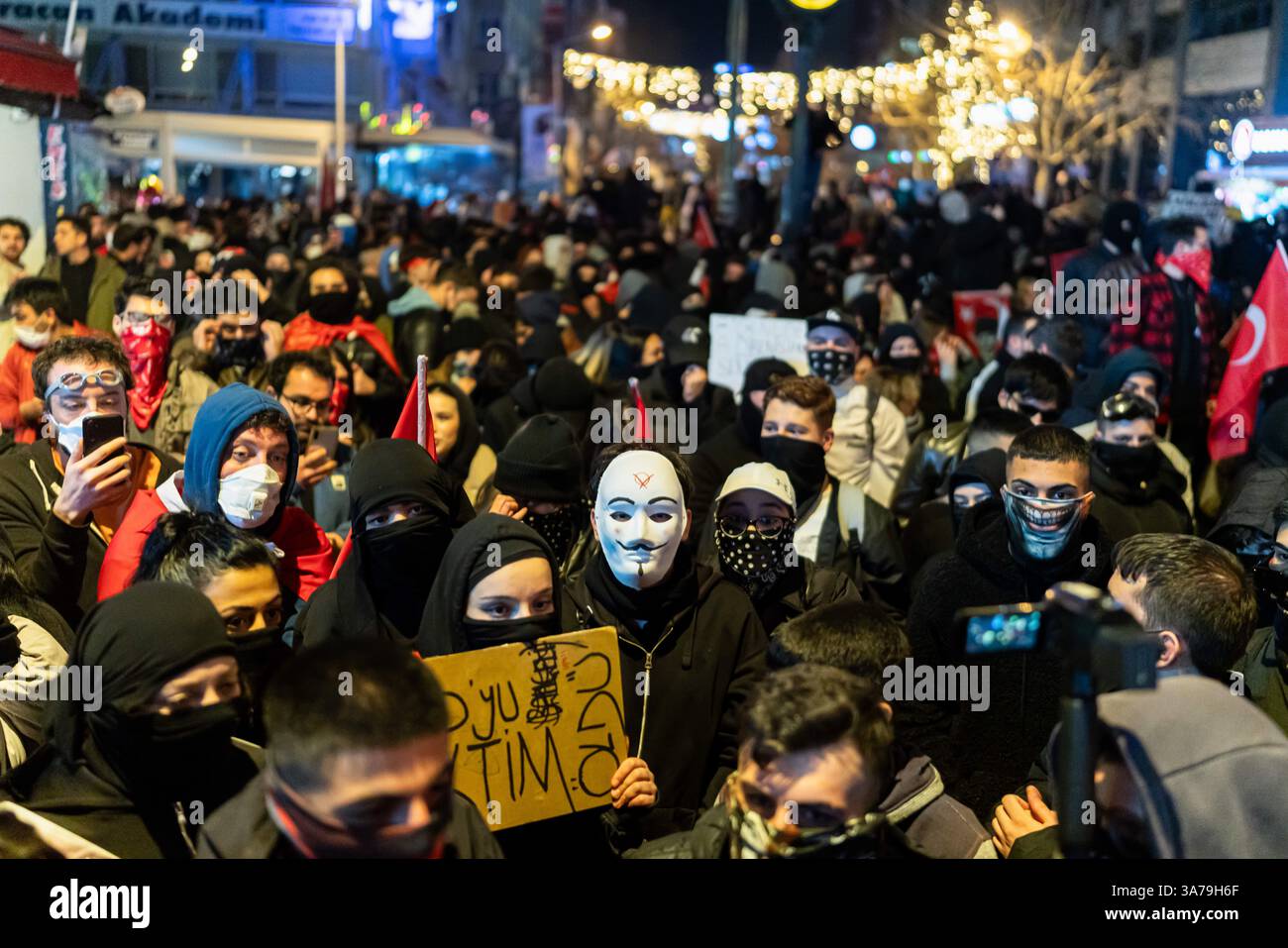 Ankara, Turquie. 26 mars 2025. Manifestants vus en attente d'une éventuelle intervention de la police. Les manifestations qui ont commencé après l'arrestation du Parti républicain du peuple (CHP) et du maire métropolitain d'Istanbul, Ekrem Imamoglu, se poursuivent. La police a empêché une marche par la messe réunie sur la place K ?z ?Lay. Crédit : SOPA images Limited/Alamy Live News Banque D'Images