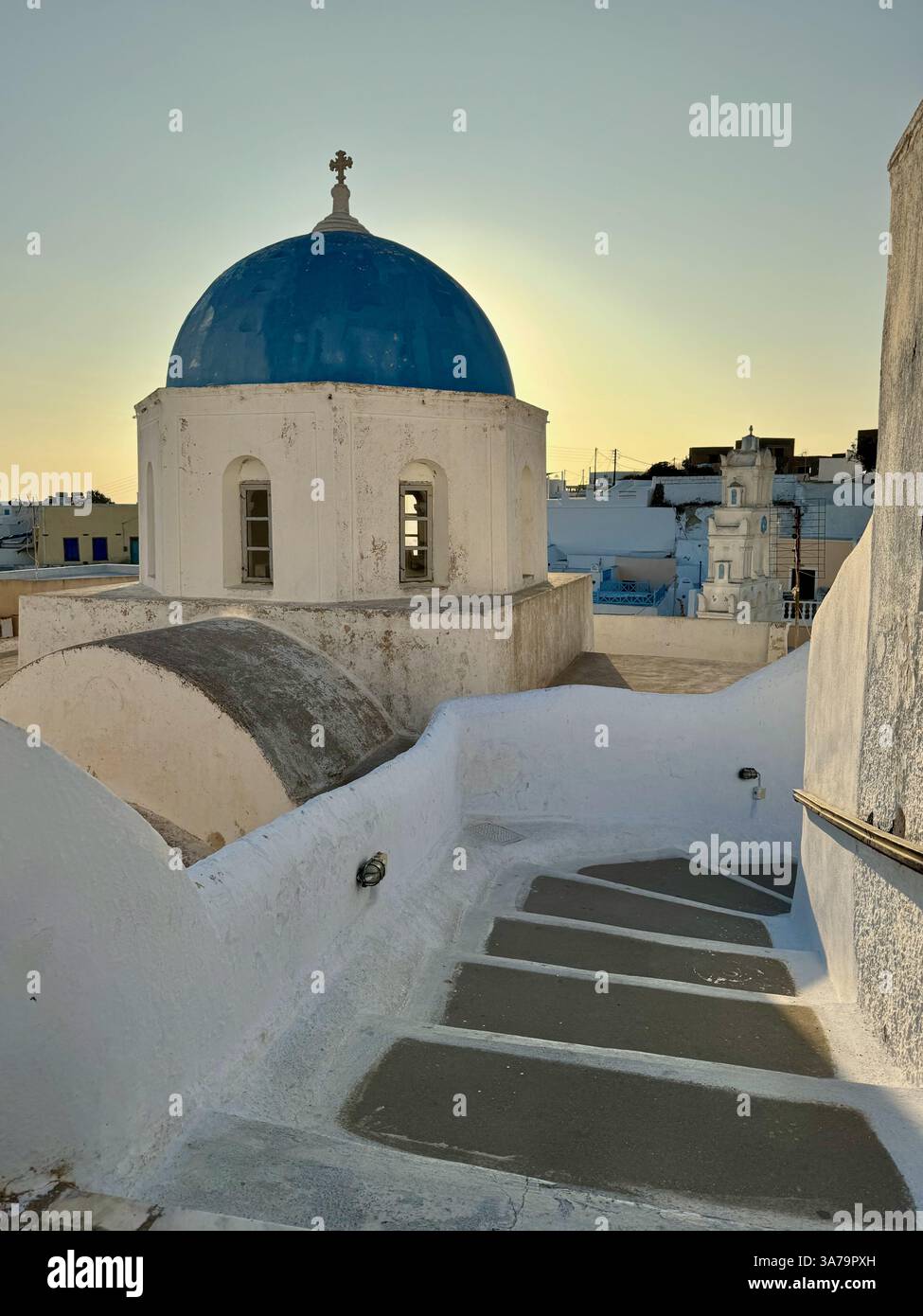 Dôme bleu sur une église dans le village de Megalochori, Santorini, Cyclades, Grèce, Europe - Image de stock capturée avec un smartphone
