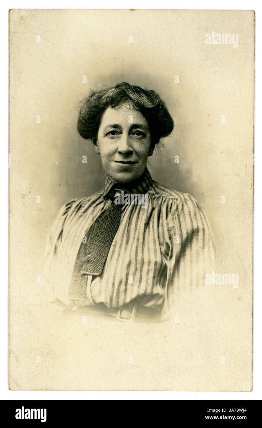 Original début des années 1900 carte postale de genre moyen âge, femme édouardienne de la classe ouvrière, circa 1908, Royaume-Uni Banque D'Images