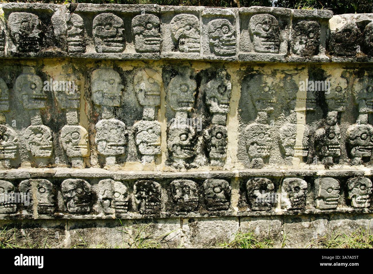 Mexique. Yucatan. Chichen Itza. Vue sur le Tzompantli ou la plate-forme des crânes. Banque D'Images