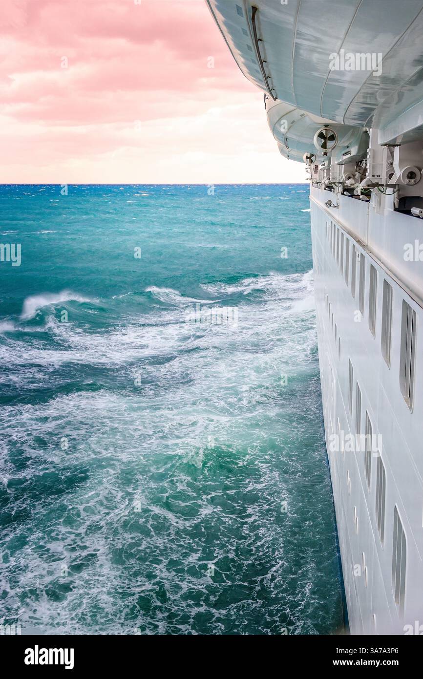 Perspective avant au-dessus de l'océan Atlantique, vue d'un bateau de croisière Banque D'Images
