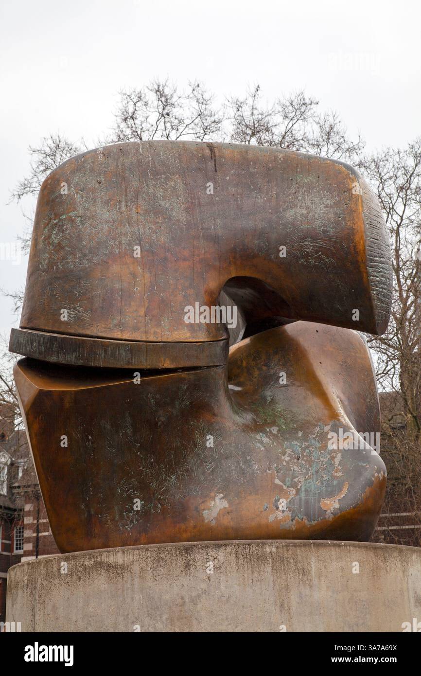 Sculpture en bronze de Henry moore sur Thames Embankment de Tate Britain , londres UK Banque D'Images