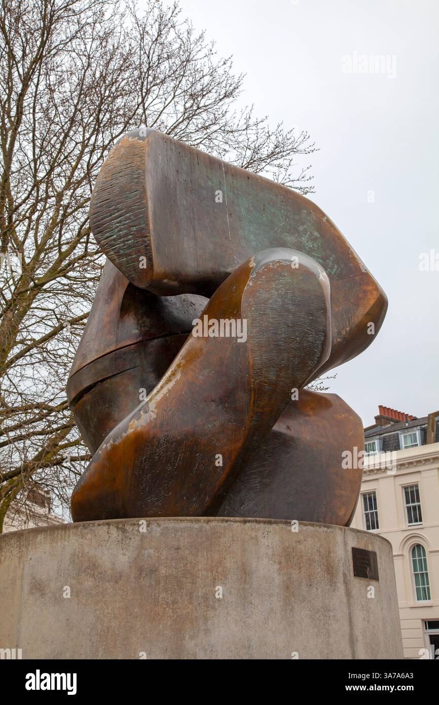 Sculpture en bronze de Henry moore sur Thames Embankment de Tate Britain , londres UK Banque D'Images