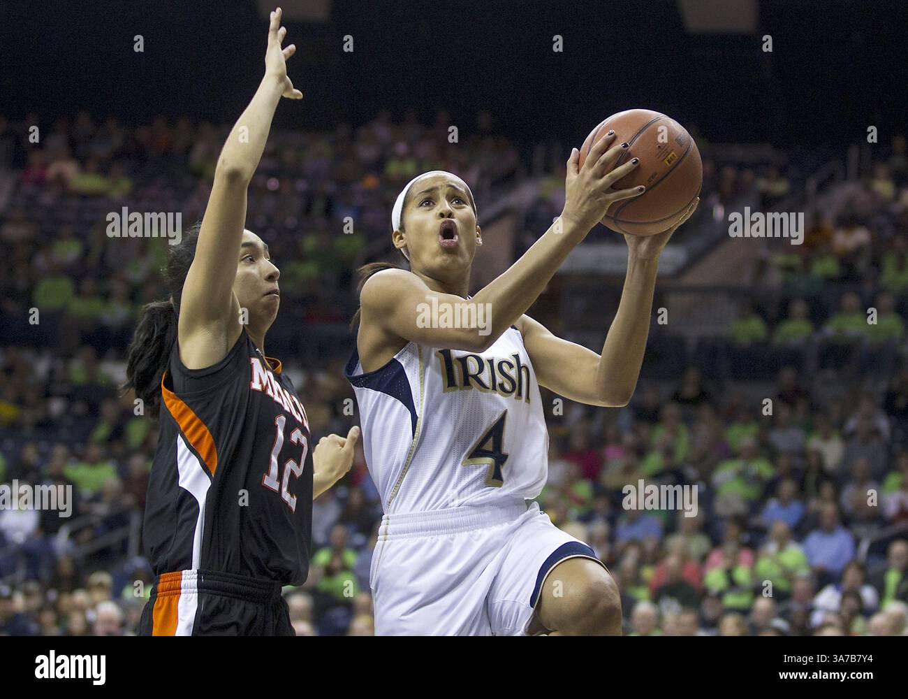 20 novembre 2012 - South Bend, Indiana, États-Unis d'Amérique - 20 novembre 2012 : le garde de notre Dame Skylar Diggins (4) se lève pour un tir alors que la garde Mercer Jessica Prieto (12) défend lors d'un match de basket-ball féminin de la NCAA entre le notre Dame Fighting Irish et les Mercer Bears au Pavillon Purcell au Joyce Center à South Bend, Indiana. Notre Dame a battu Mercer 93-36.(image crédit : © John Mersits/Cal Sport Media/ZUMAPRESS.com) Banque D'Images