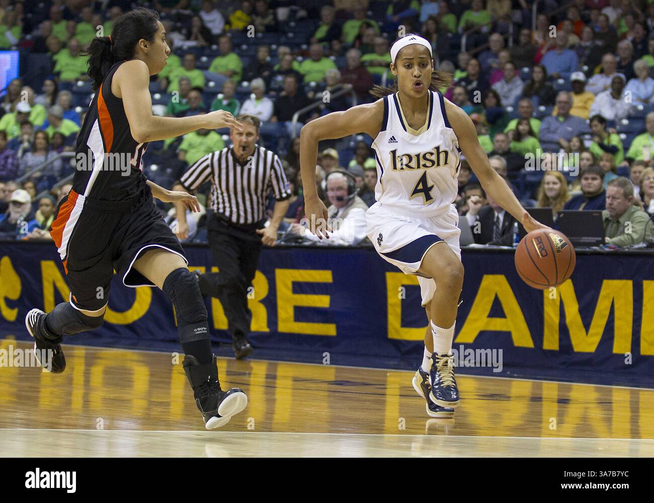 20 novembre 2012 - South Bend, Indiana, États-Unis d'Amérique - 20 novembre 2012 : le garde de notre Dame Skylar Diggins (4) se dirige vers le panier alors que la garde Mercer Jessica Prieto (12) défend lors d'un match de basket féminin de la NCAA entre le notre Dame Fighting Irish et les Mercer Bears au Pavillon Purcell au Joyce Center à South Bend, Indiana. Notre Dame a battu Mercer 93-36.(image crédit : © John Mersits/Cal Sport Media/ZUMAPRESS.com) Banque D'Images