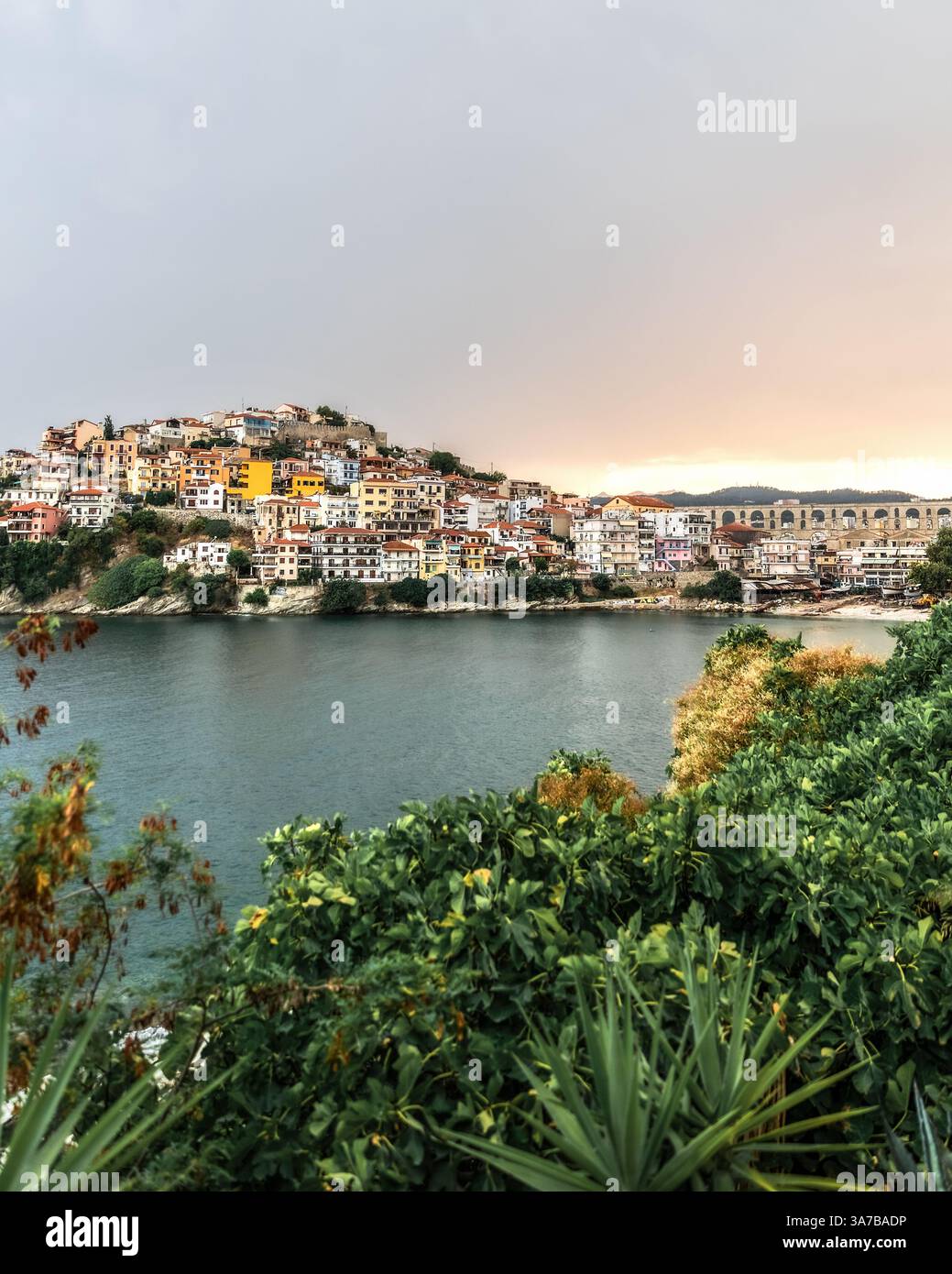 Vue panoramique sur la ville de Kavala principal port touristique de la Macédoine orientale Grèce, l'architecture de la vieille église dispose de magnifiques arches, Banque D'Images
