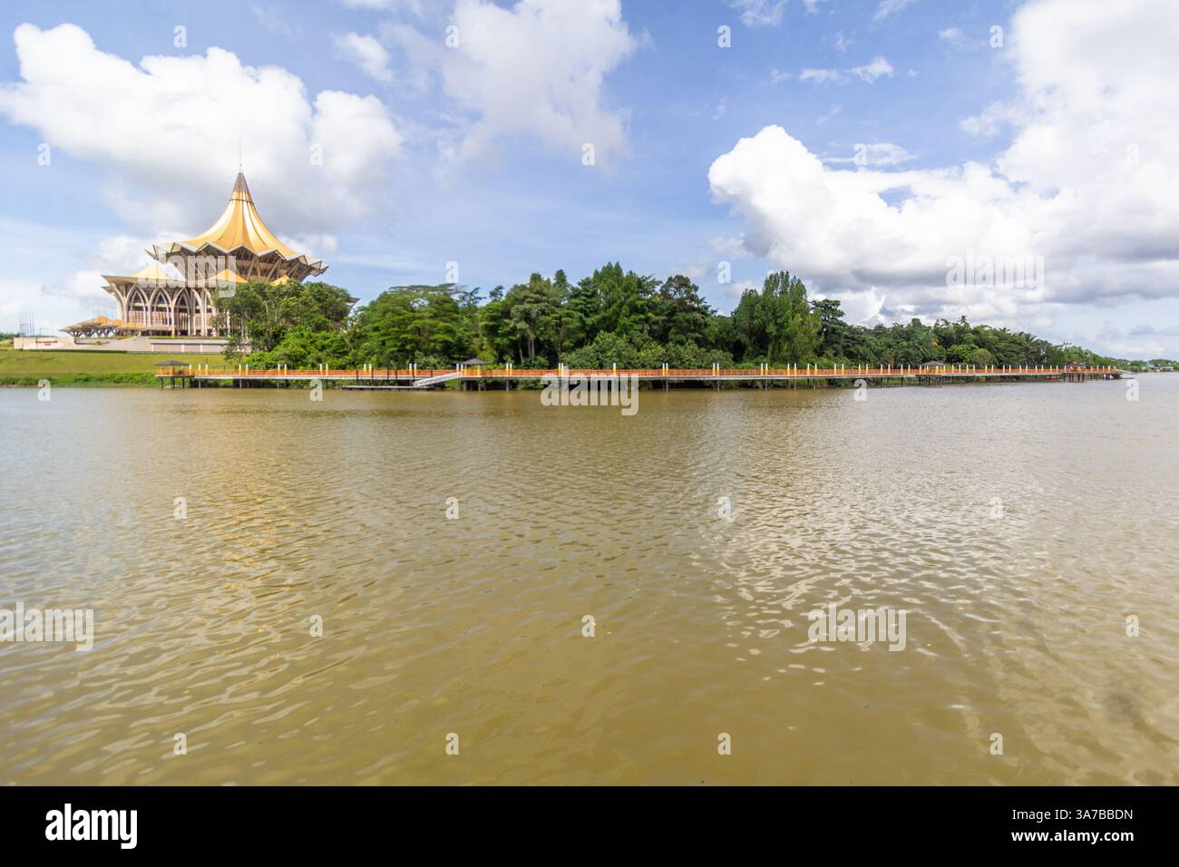 Rivière Sarawak avec l'emblématique Sarawak State Legislative Assembly Building en arrière-plan Banque D'Images