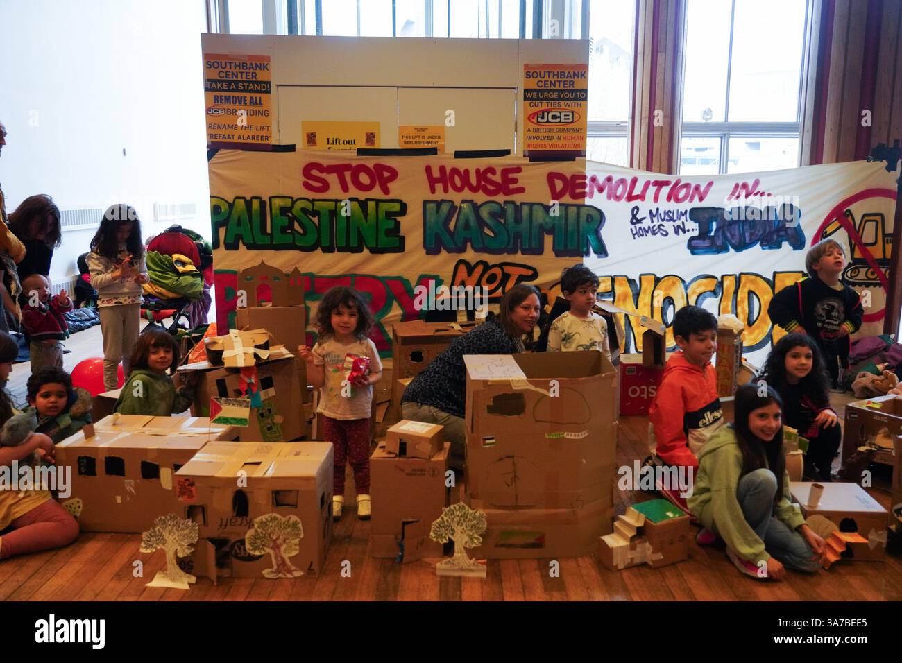 Parents 4 Palestine et la campagne Stop JCB Demolitions ont organisé une journée d’action unique le samedi 22 mars au Royal Festival Hall. Banque D'Images