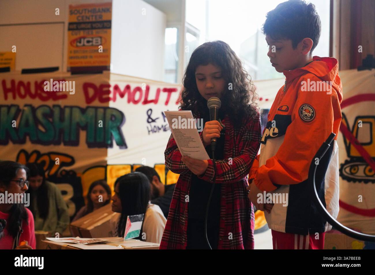 Parents 4 Palestine et la campagne Stop JCB Demolitions ont organisé une journée d’action unique le samedi 22 mars au Royal Festival Hall. Banque D'Images