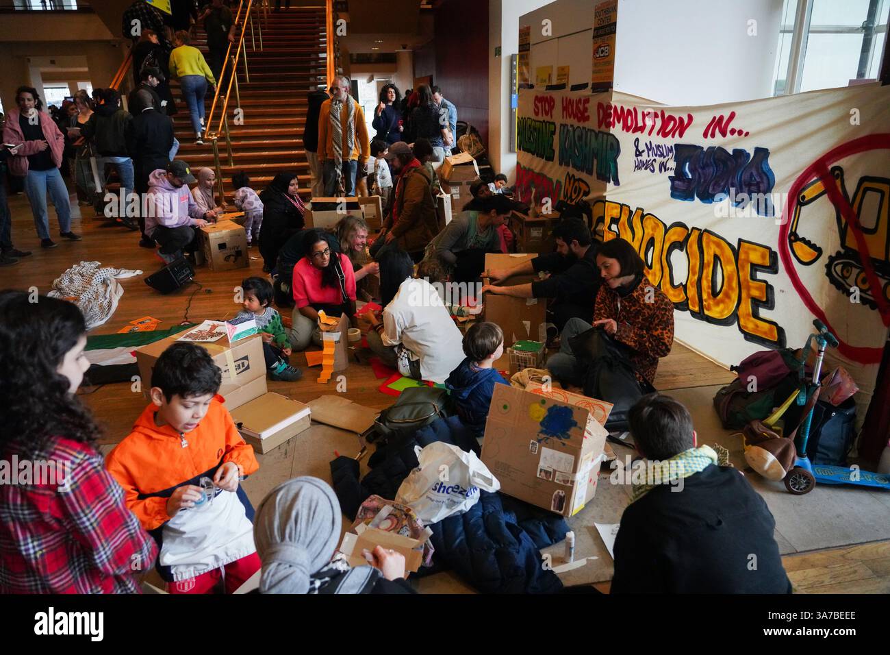Parents 4 Palestine et la campagne Stop JCB Demolitions ont organisé une journée d’action unique le samedi 22 mars au Royal Festival Hall. Banque D'Images