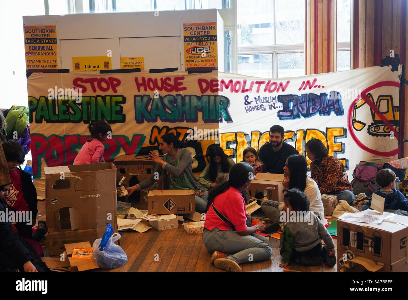 Parents 4 Palestine et la campagne Stop JCB Demolitions ont organisé une journée d’action unique le samedi 22 mars au Royal Festival Hall. Banque D'Images