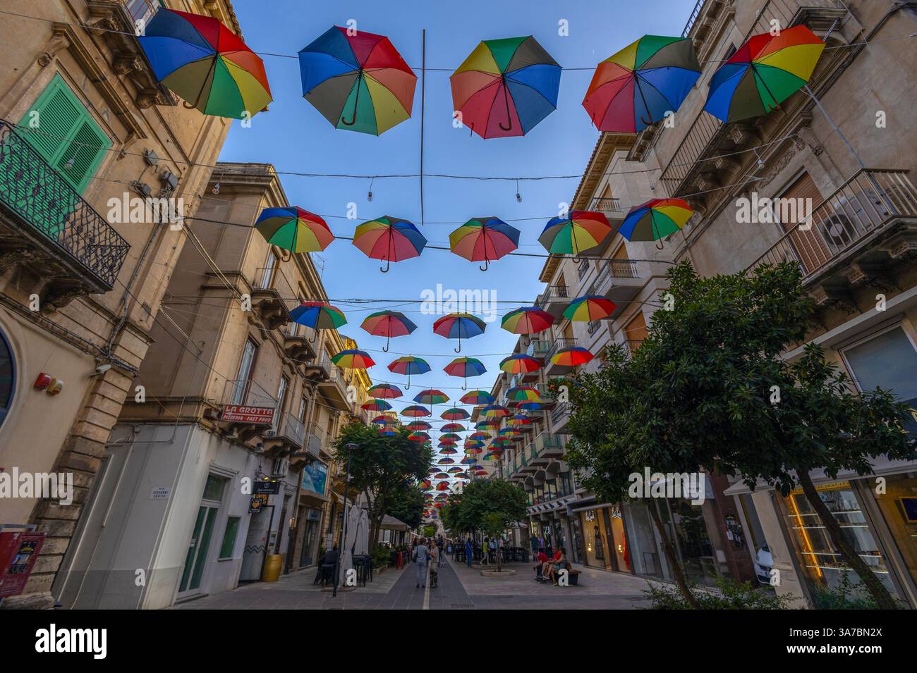 RAGUSE, ITALIE, 23 JUIN 2023 - parapluies colorés dans le centre de Raguse, Sicile, Italie Banque D'Images