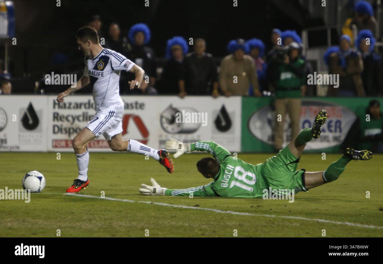 7 novembre 2012 - Santa Clara, CA, USA - Robbie Keane du Los Angeles Galaxy passe devant le gardien de San Jose Earthquakes Jon Busch (18 ans) pour marquer dans la première moitié de la deuxième manche de la demi-finale de la MLS Western Conference au stade Buck Shaw de Santa Clara, Californie, le mercredi 7 novembre 2012. (Crédit image : © Nhat Meyer/MCT/ZUMAPRESS.com) Banque D'Images