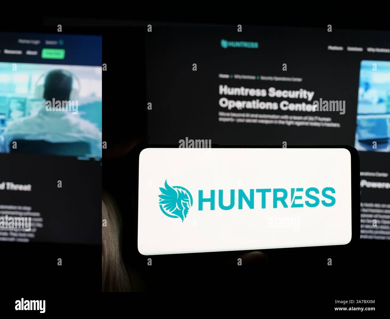 Allemagne. 06 novembre 2024. Dans cette illustration photo, une personne tient un smartphone avec le logo de la société américaine de cybersécurité Huntress Labs Inc sur l'écran devant le site Web. Crédit : SOPA images Limited/Alamy Live News Banque D'Images