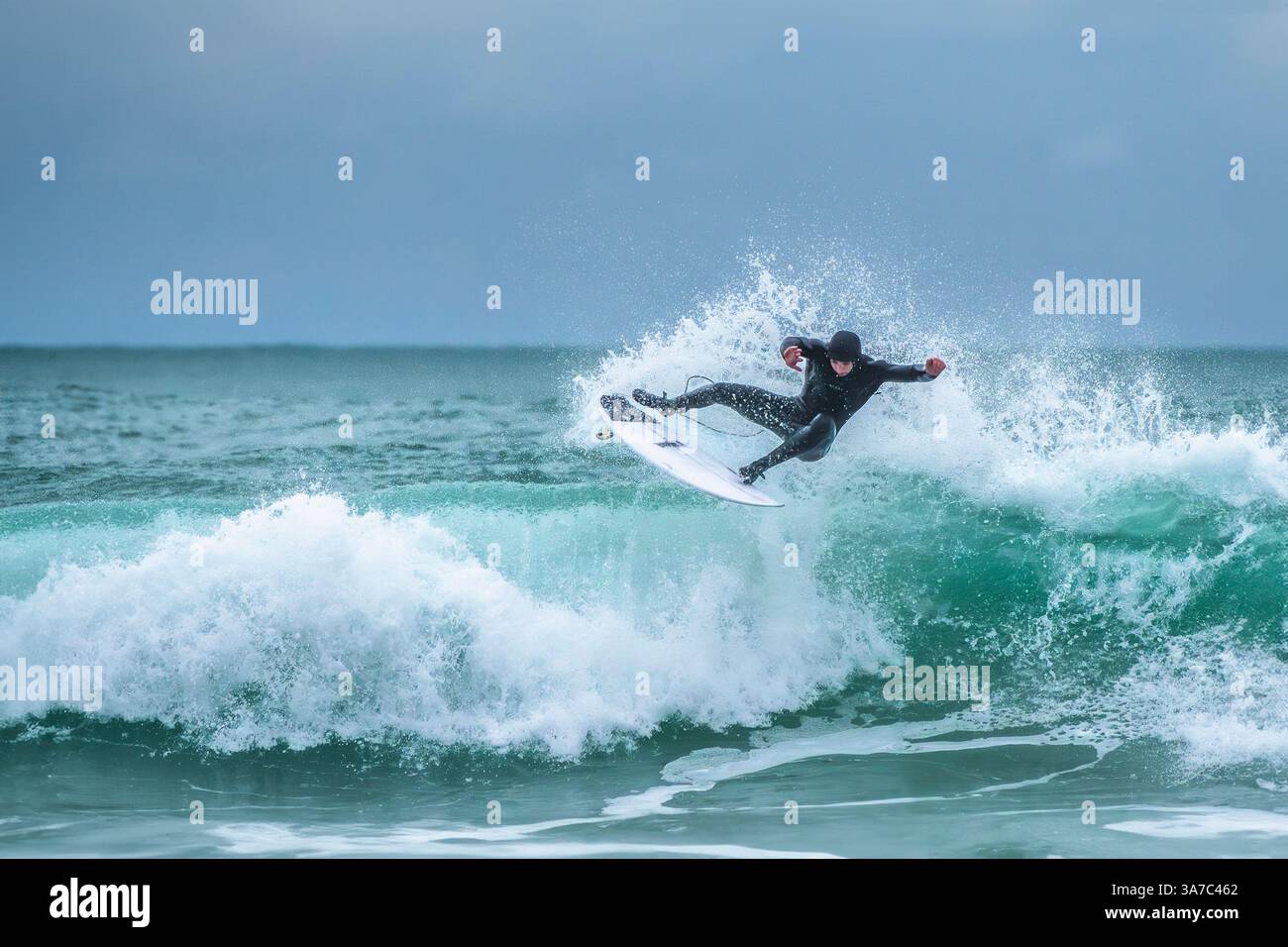 Spectaculaire action de surf à Fistral Beach à Newquay en Cornouailles au Royaume-Uni. Banque D'Images