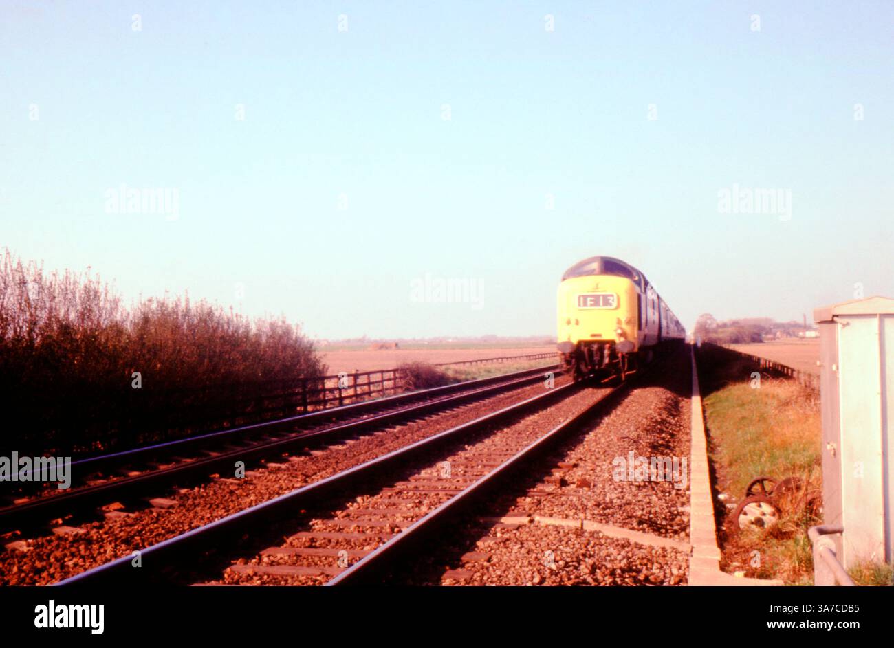 Par temps clair, une locomotive diesel British Rail Class 55 « Deltic » traverse la campagne, avec de grandes terres agricoles qui s'étendent au loin. Connu pour sa vitesse et son moteur distinctif, Deltics était un pilier de la East Coast main Line dans les années 1960 Banque D'Images