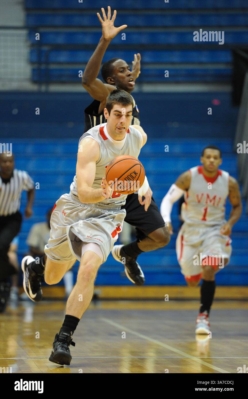 11 novembre 2012 - Charleston, Caroline du Sud, États-Unis - NICK GORE (30), attaquant Keydets de VMI, dribble devant un défenseur de Chevalier Noir lors du jeu de consolation du All Military Classic entre Army vs VMI au McAlister Field House situé sur le campus de la Citadelle. (Crédit image : © Shane Roper/ZUMAPRESS.com) Banque D'Images