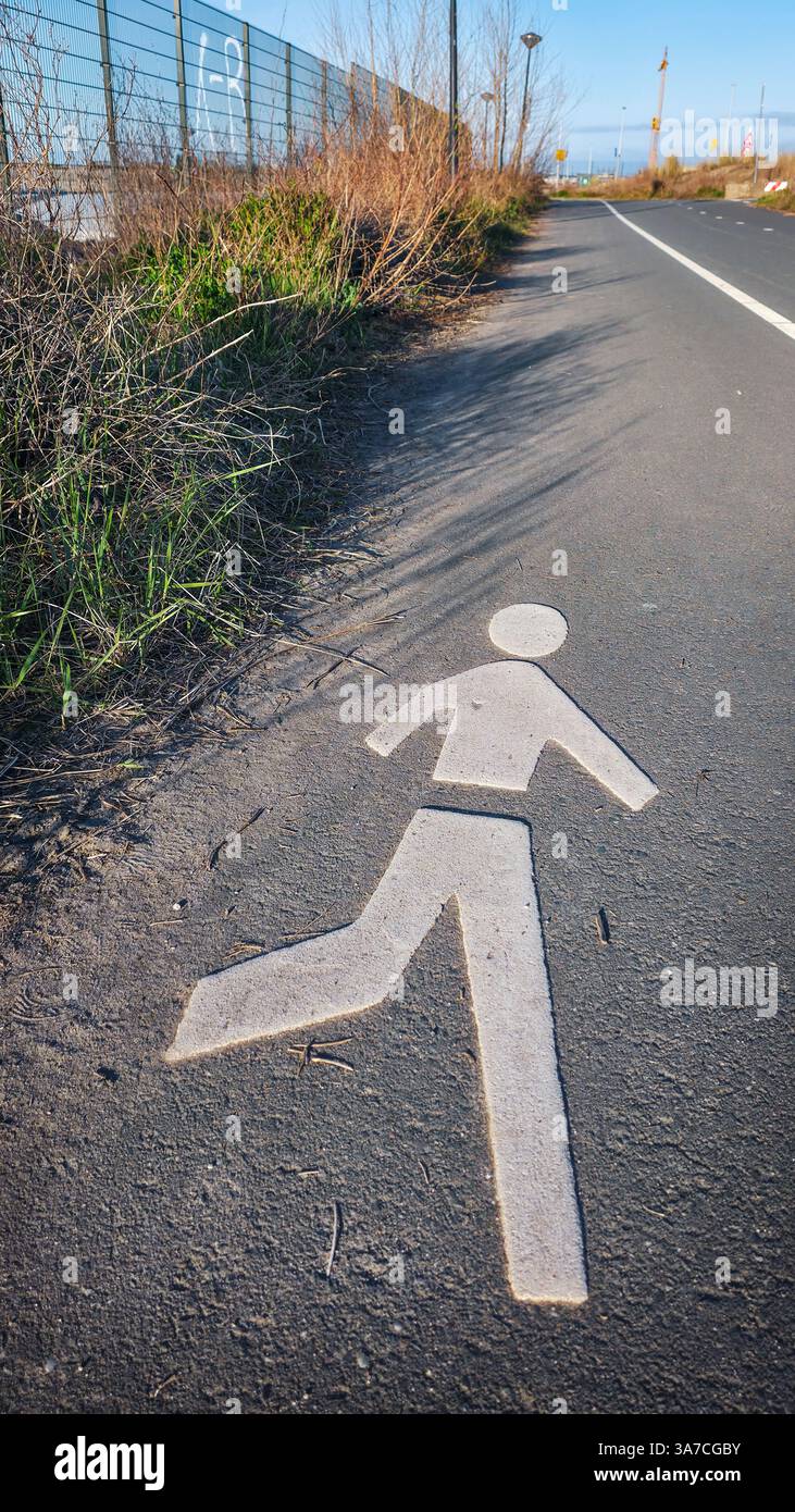 Figurine en bâton blanc fonctionnant sur l'asphalte - Image de stock capturée avec un smartphone