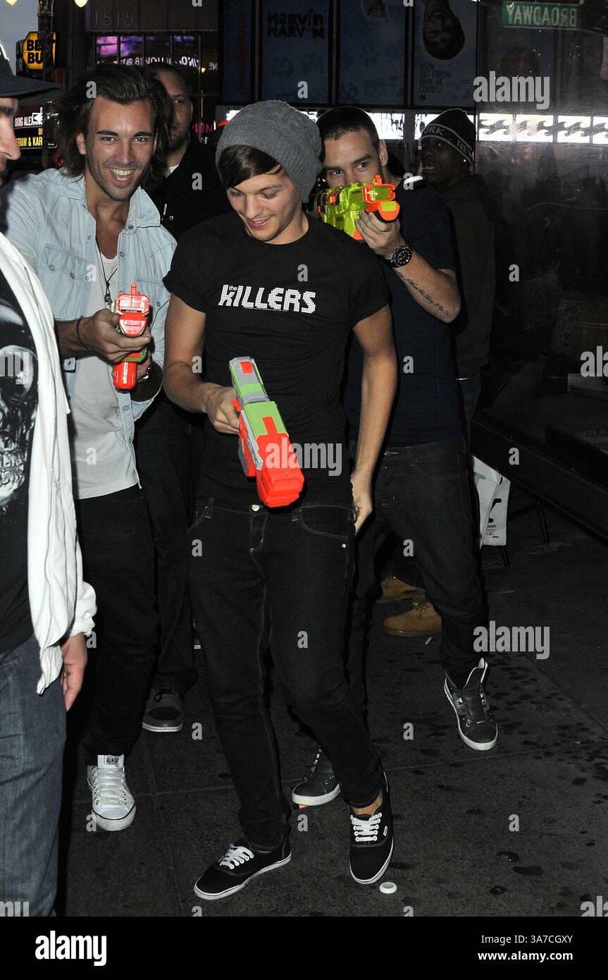 12 novembre 2012 - New York City, NY, USA - WWW.ACEPIXS.COM....November 12 2012, New York City....les membres du groupe One Direction Loius Tomlinson et Liam Payne sont sortis visiter FAO Schwartz and Toys R US, et se sont moqués des photographes avec des armes jouets le 12 novembre 2012 à New York City........ Par ligne : Curtis Means/ACE Pictures...... ACE Pictures, Inc...tel : 646 769 0430..Email : info@acepixs.com..www.acepixs.com (crédit image : © Curtis Means/Ace Pictures/Ace Pictures/ZUMAPRESS.com) Banque D'Images