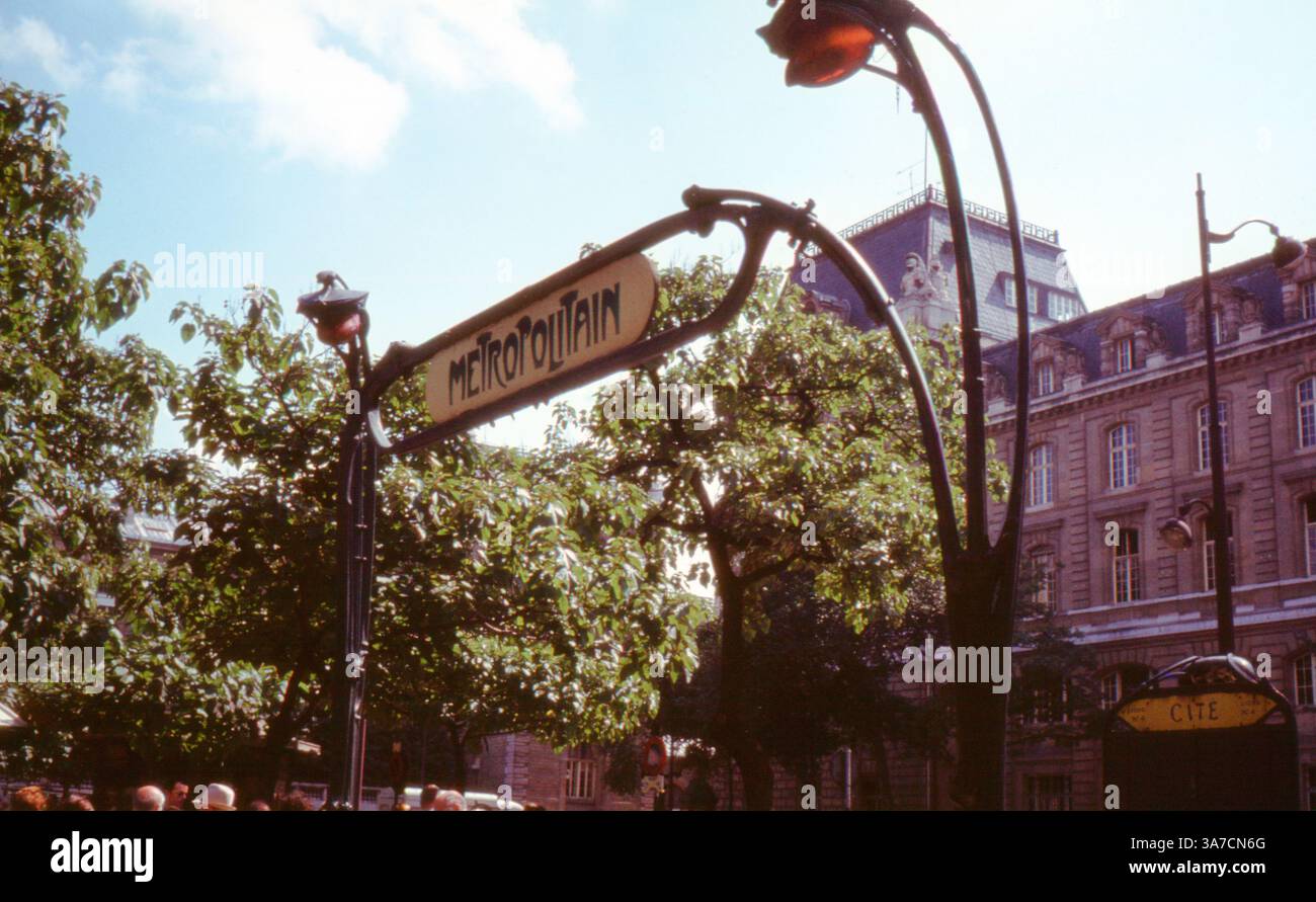Cette photographie des années 1970 capture l’emblématique entrée Art Nouveau de la station de métro Paris « Cité » sur l’Île de la Cité. Banque D'Images