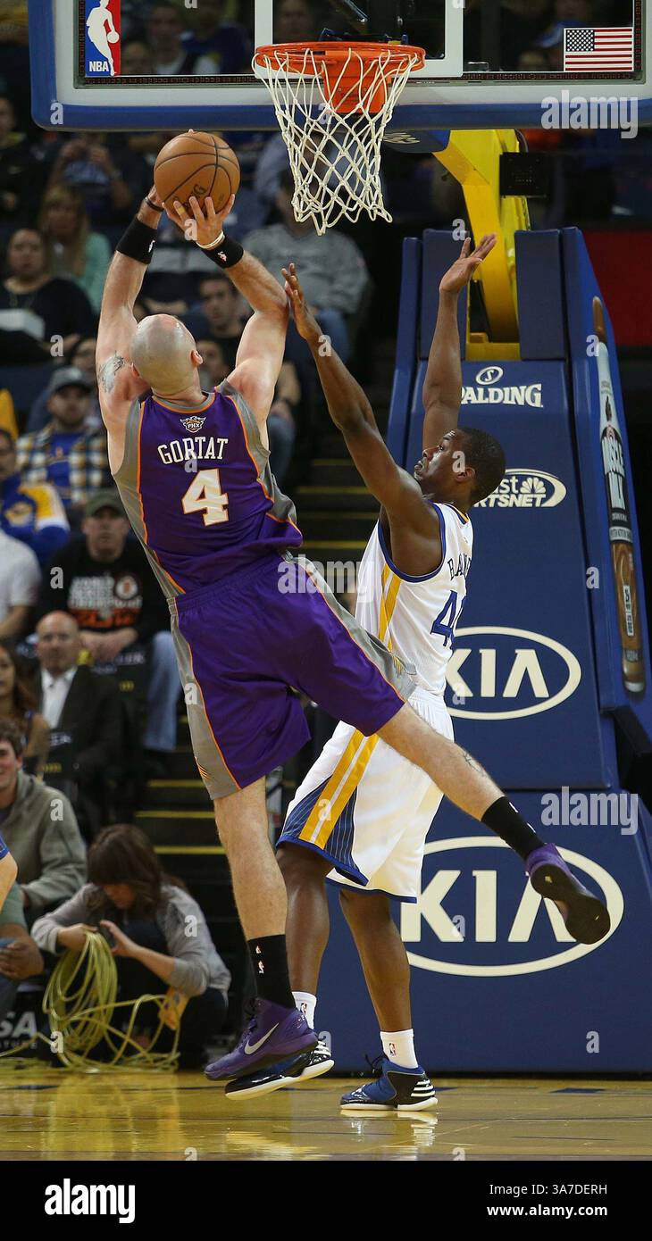 20 février 2013 - Oakland, CA, Etats-Unis - Marcin Gortat (4) des Suns de Phoenix est entaché par Harrison Barnes des Warriors de Golden State au cours du premier trimestre à l'Oracle Arena d'Oakland, Californie, le mercredi 20 février 2013. (Crédit image : © Jane Tyska/MCT/ZUMAPRESS.com) Banque D'Images