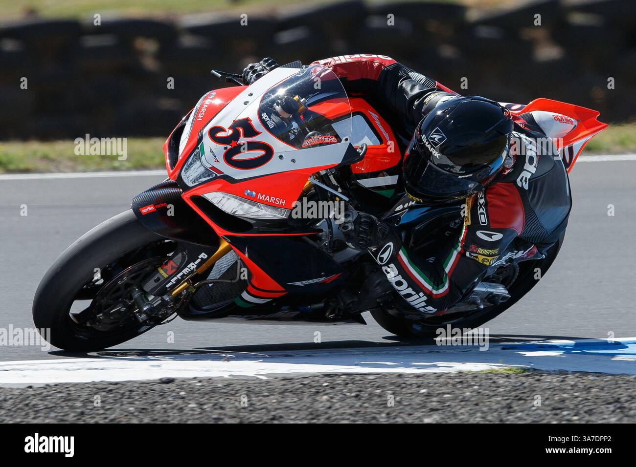 23 fév. 2013 - Phillip Island, Victoria, Australie - Sylvain Guintoli (FRA) au volant de l'Aprilia RSV4 1000 Factory (50) de l'Aprilia Racing Team passe le 11e tour lors d'une séance d'entraînement le deuxième jour du premier tour du Championnat du monde FIM Superbike 2013 à Phillip Island, Australie. (Crédit image : © Sydney Low/ZUMAPRESS.com) Banque D'Images