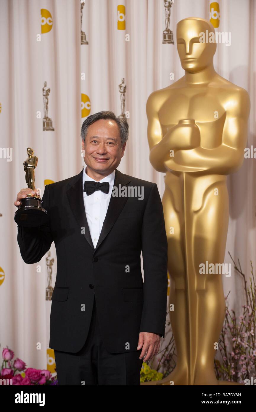 24 février 2013 - Hollywood, Californie, États-Unis - après avoir remporté la réalisation de la catégorie en réalisant pour â'Life of Pi', le réalisateur ANG LEE pose dans les coulisses pour la presse avec son Oscar lors de la diffusion en direct sur ABC des Oscars du Dolby Theater. (Crédit image : © AMPAS/ZUMAPRESS.com) Banque D'Images