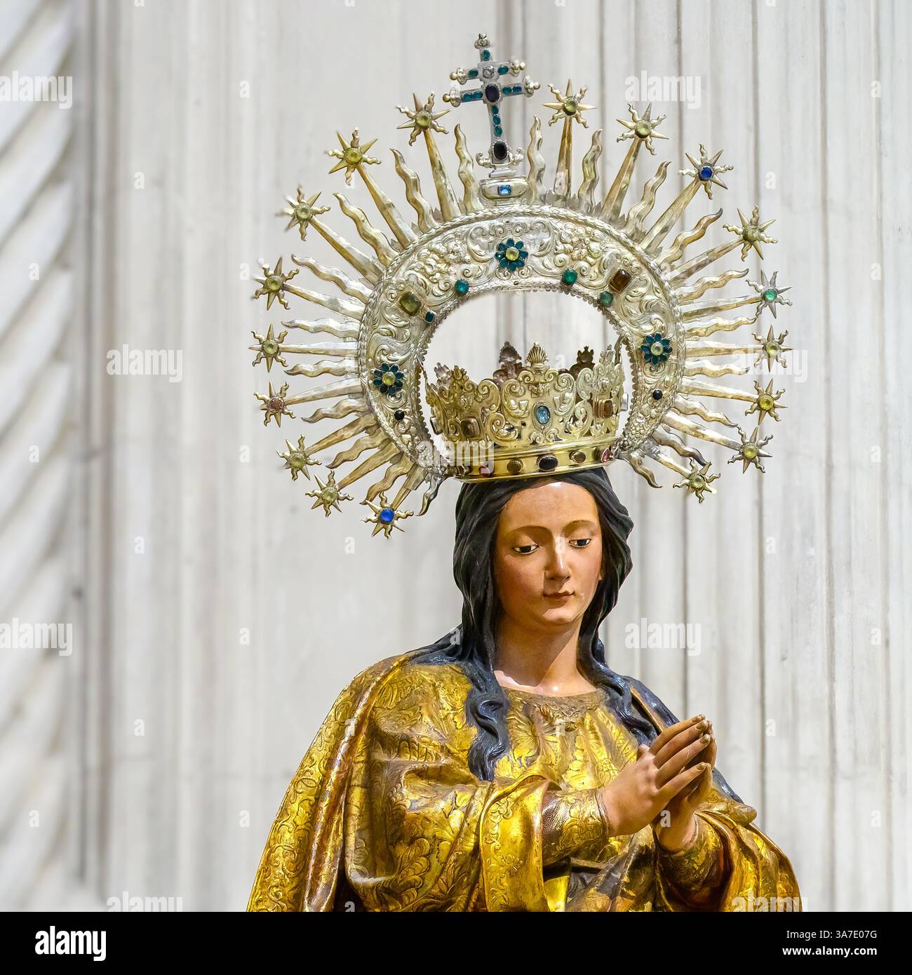 Figure catholique de la Vierge Marie avec une couronne, un ancien objet décoratif à l'intérieur de la cathédrale de Séville. Banque D'Images