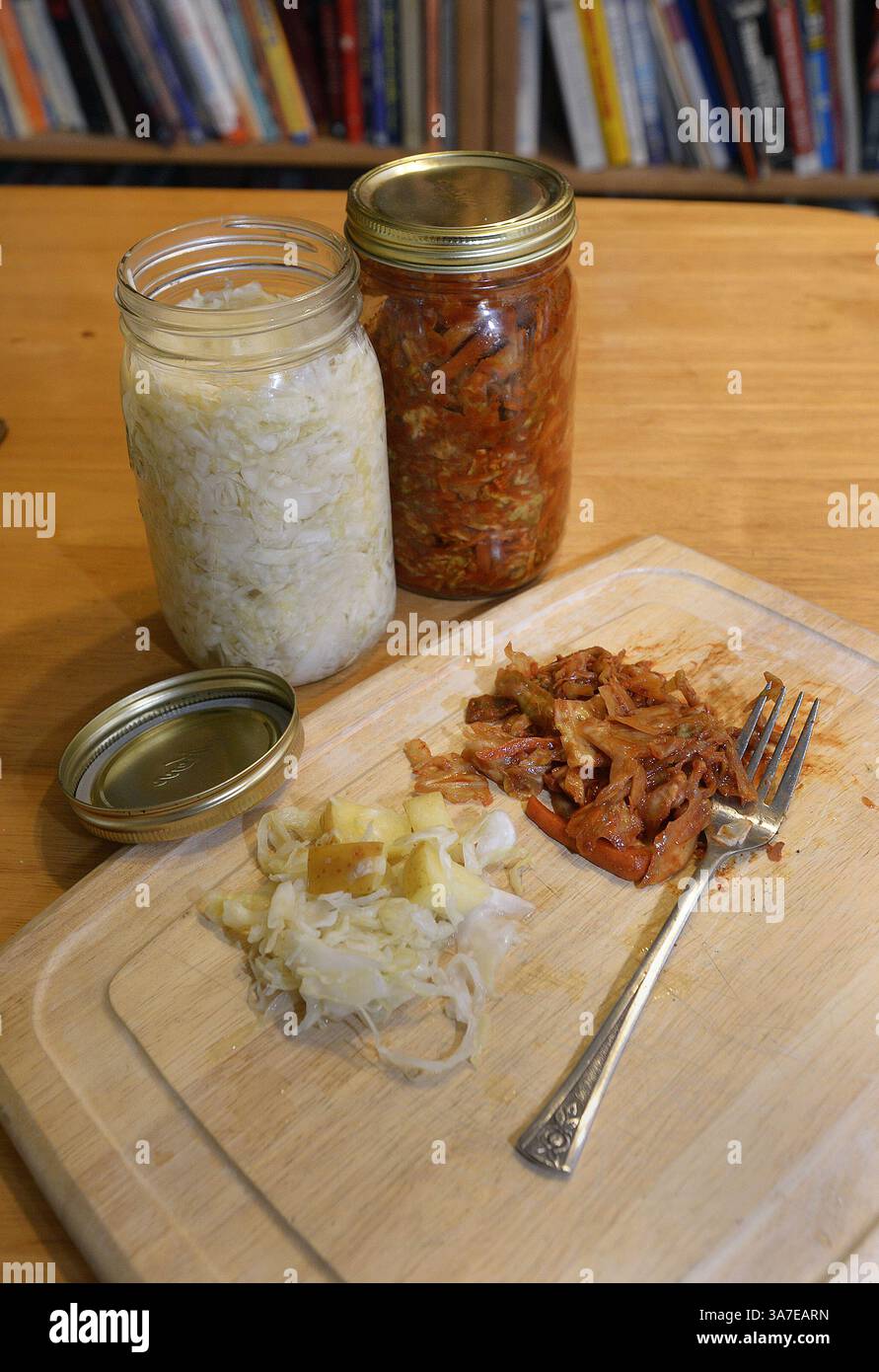 26 mars 2013 - Ceres, CA, États-Unis - choucroute au gingembre pomme et au kimchee font partie des articles que Bernadette Burns fait fermenter dans sa cuisine à Ceres, en Californie. (Crédit image : © Debbie Noda/MCT/ZUMAPRESS.com) Banque D'Images