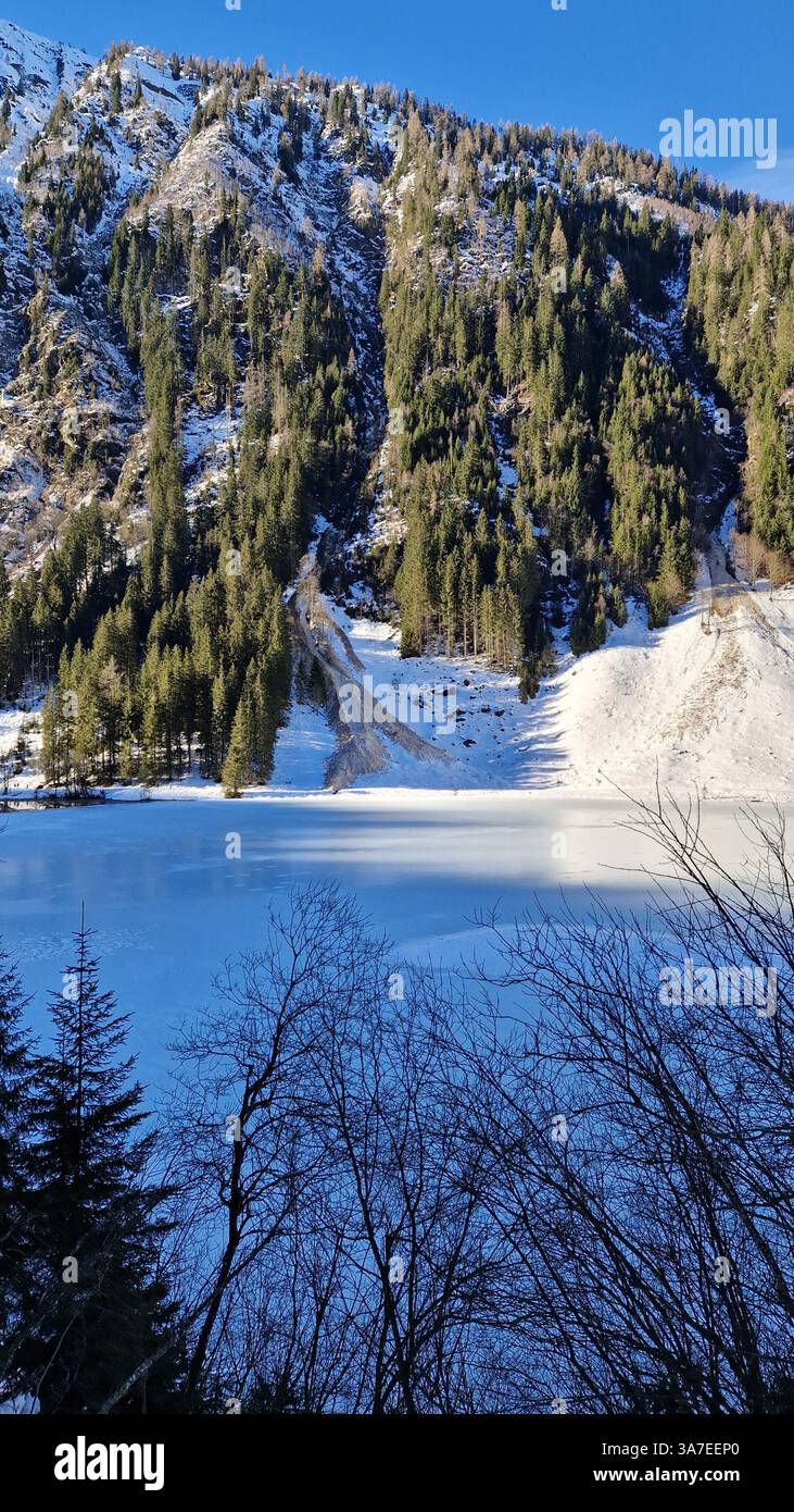 Lac d'hiver idyllique - Image de stock capturée avec un smartphone