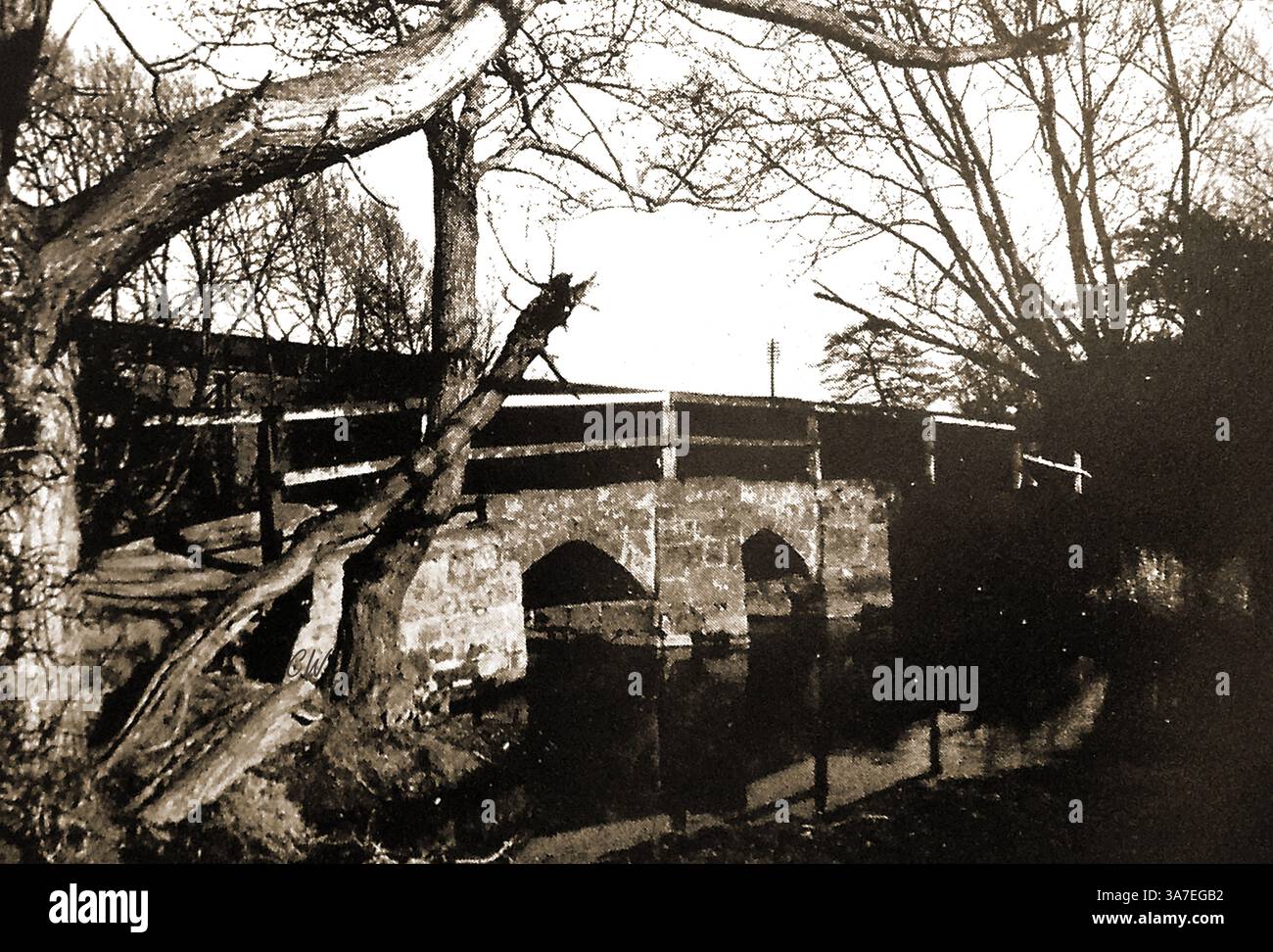 Images de la Grande-Bretagne dans les années 1940 -- vieux pont en pierre voûté à Hampton à Arden, Warwickshire (maintenant W. Midlands) en 1940. Banque D'Images