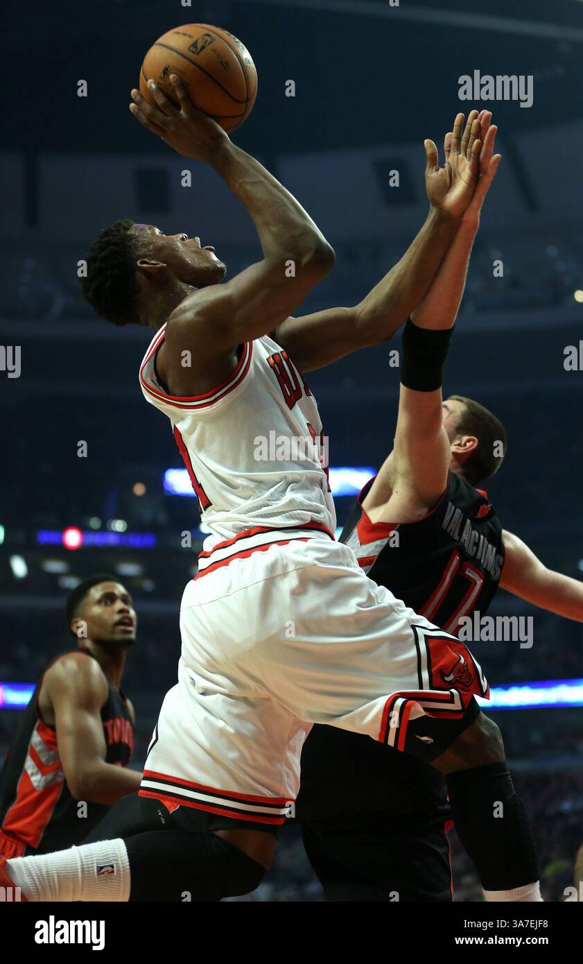 9 avril 2013 - Chicago, il, USA - Jimmy Butler (21 ans) des Bulls de Chicago affronte Jonas Valanciunas (17 ans) des Raptors de Toronto en première mi-temps au United Center de Chicago, Illinois, le mardi 9 avril 2013. (Crédit image : © Chris Sweda/MCT/ZUMAPRESS.com) Banque D'Images