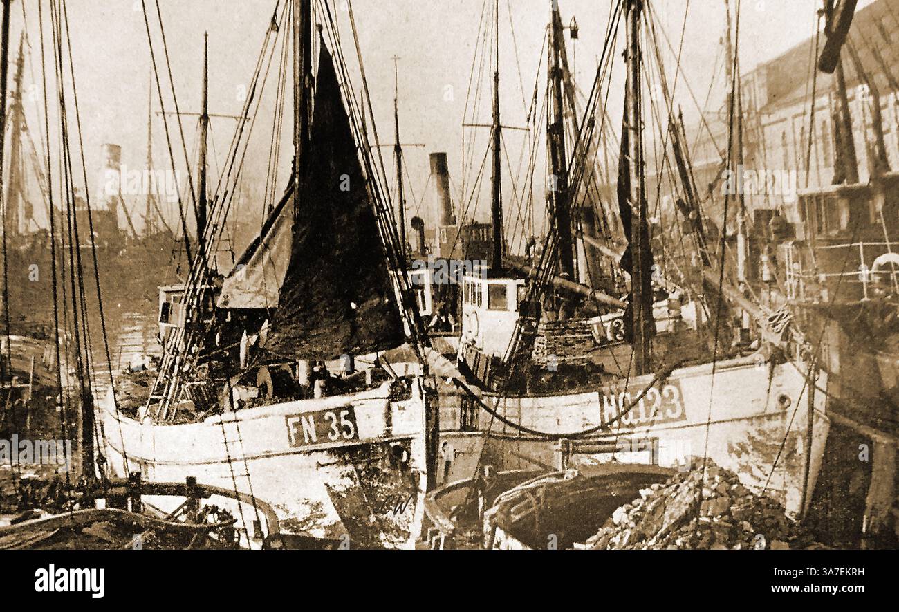 Images of Britain in the 1940's --Foreign Fishing Boats from Franeker , Holland & Helsingborg, Sweden Moored at Hull, UK - images de la Grande-Bretagne dans les années 1940 - bateaux de pêche étrangers de Franeker, Hollande et Helsingborg, Suède amarrés à Hull, Royaume-Uni - images de la Grande-Bretagne dans les années 1940 - bateaux de pêche étrangers de Franeker, Hollande et Helsingborg, Suède amarrés à Hull, Royaume-Uni - Banque D'Images