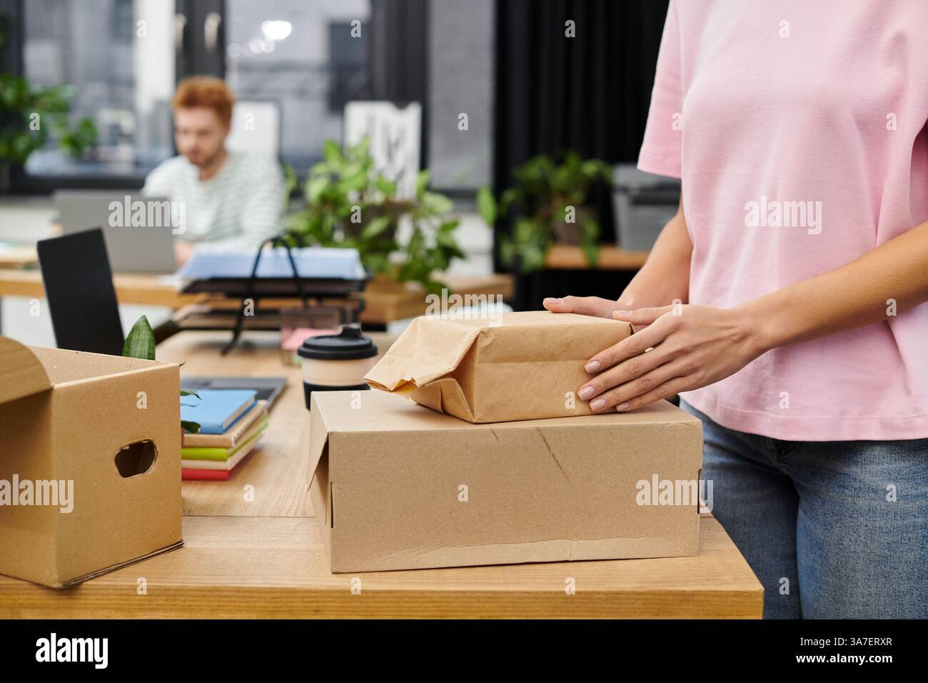 Trier les boîtes pour créer un espace de travail contemporain, en se concentrant sur chaque élément avec soin. Banque D'Images