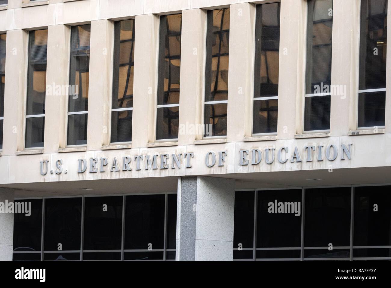 Morning Sun brille à l'entrée du bâtiment Lyndon B. Johnson Department of Education à Washington, DC Banque D'Images