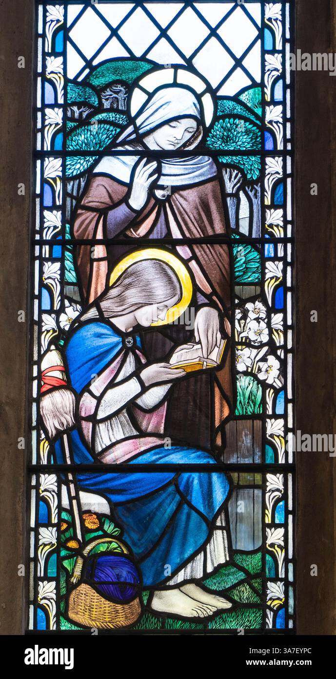 Vitrail représentant Sainte Anne enseignant la Vierge Marie. Cathédrale de Bristol Angleterre Royaume-Uni. Mars 2025 Banque D'Images
