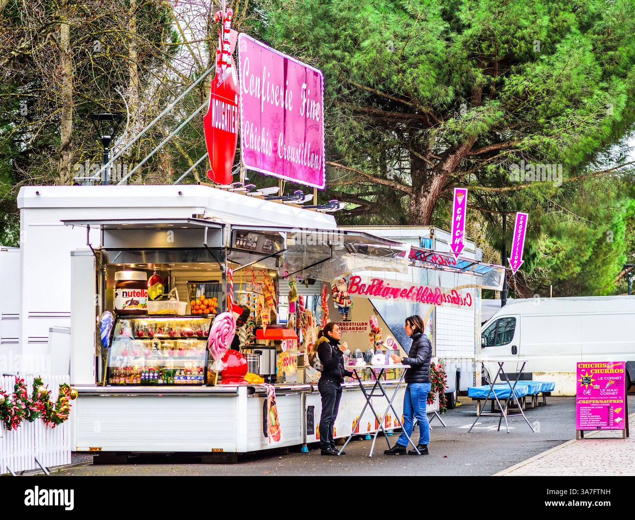 Véhicule mobile avec bonbons, pop corn, snacks et autres aliments instantanés à la foire de la ville - Tours, Indre-et-Loire (37), France. Banque D'Images