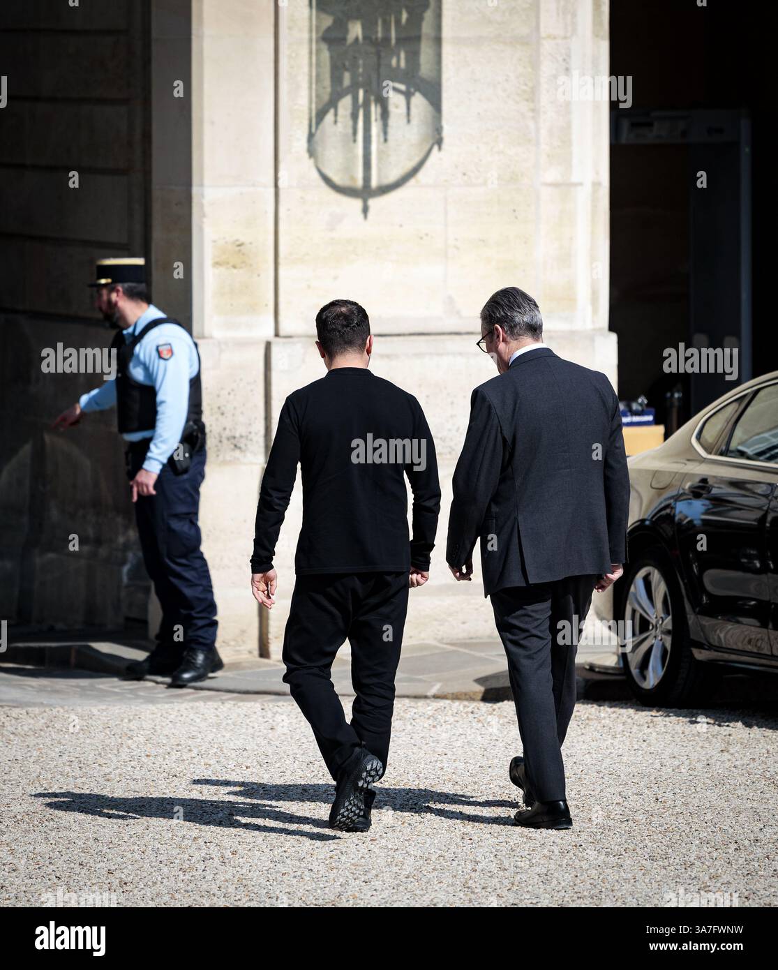PARIS - le président ukrainien Volodymyr Zelensky et le premier ministre du Royaume-Uni Keir Starmer à l'issue d'une consultation avec plusieurs dirigeants occidentaux. Ils ont discuté des efforts pour mettre fin à la guerre entre la Russie et l'Ukraine et des garanties de sécurité pour Kiev. ANP RAMON VAN FLYMEN netherlands Out - belgique Out Credit : ANP/Alamy Live News Banque D'Images
