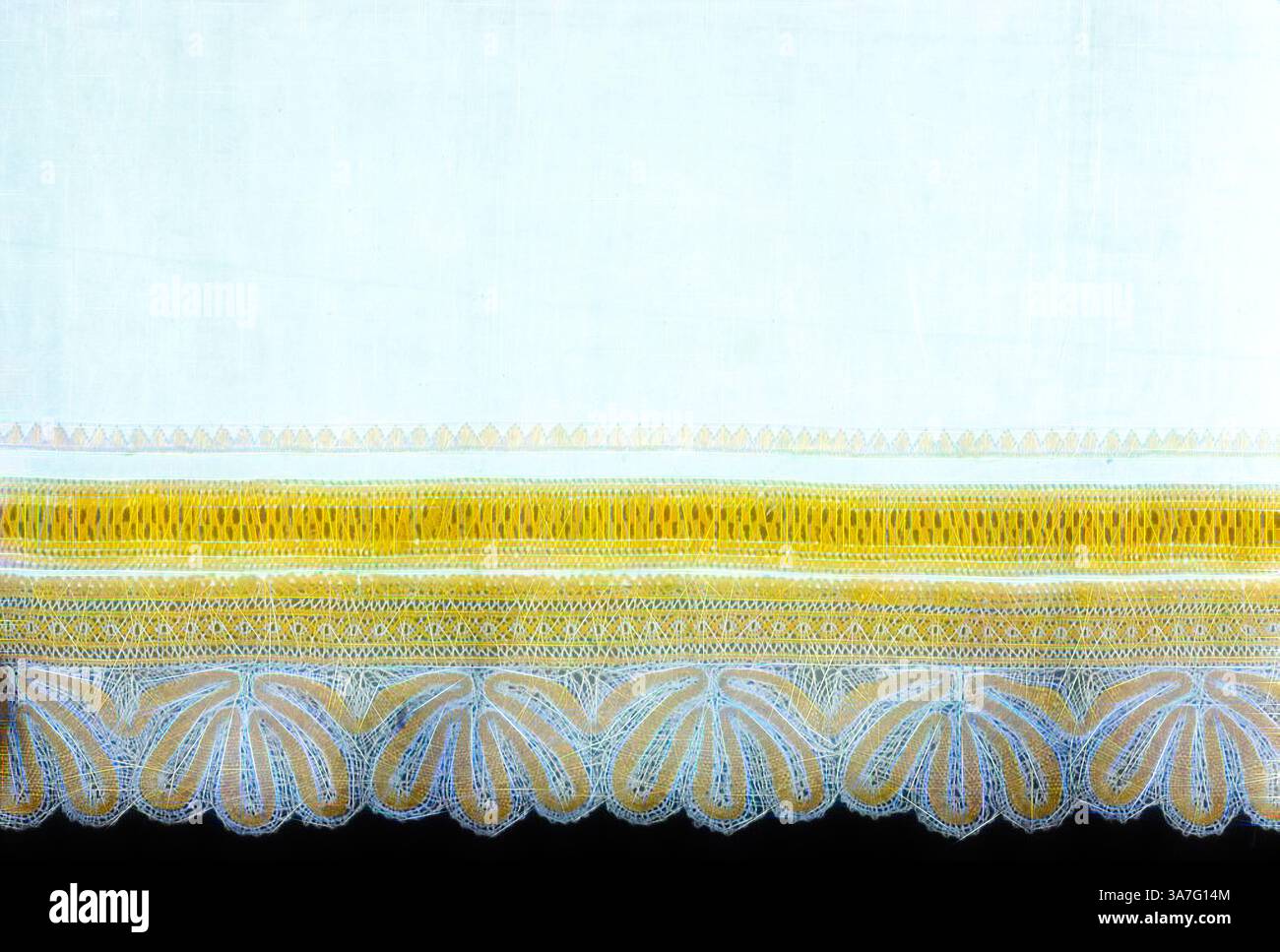 Un textile délicat avec des broderies jaunes et bleues complexes le long du bord inférieur, mettant en valeur un motif floral qui ajoute une touche élégante à l'ensemble de la pièce., Art classique avec une touche moderne réinventée par Artotop, part d'un tablier, 19ème siècle, Tchécoslovaquie, Tchécoslovaquie, coton, tissage uni, brodé Banque D'Images