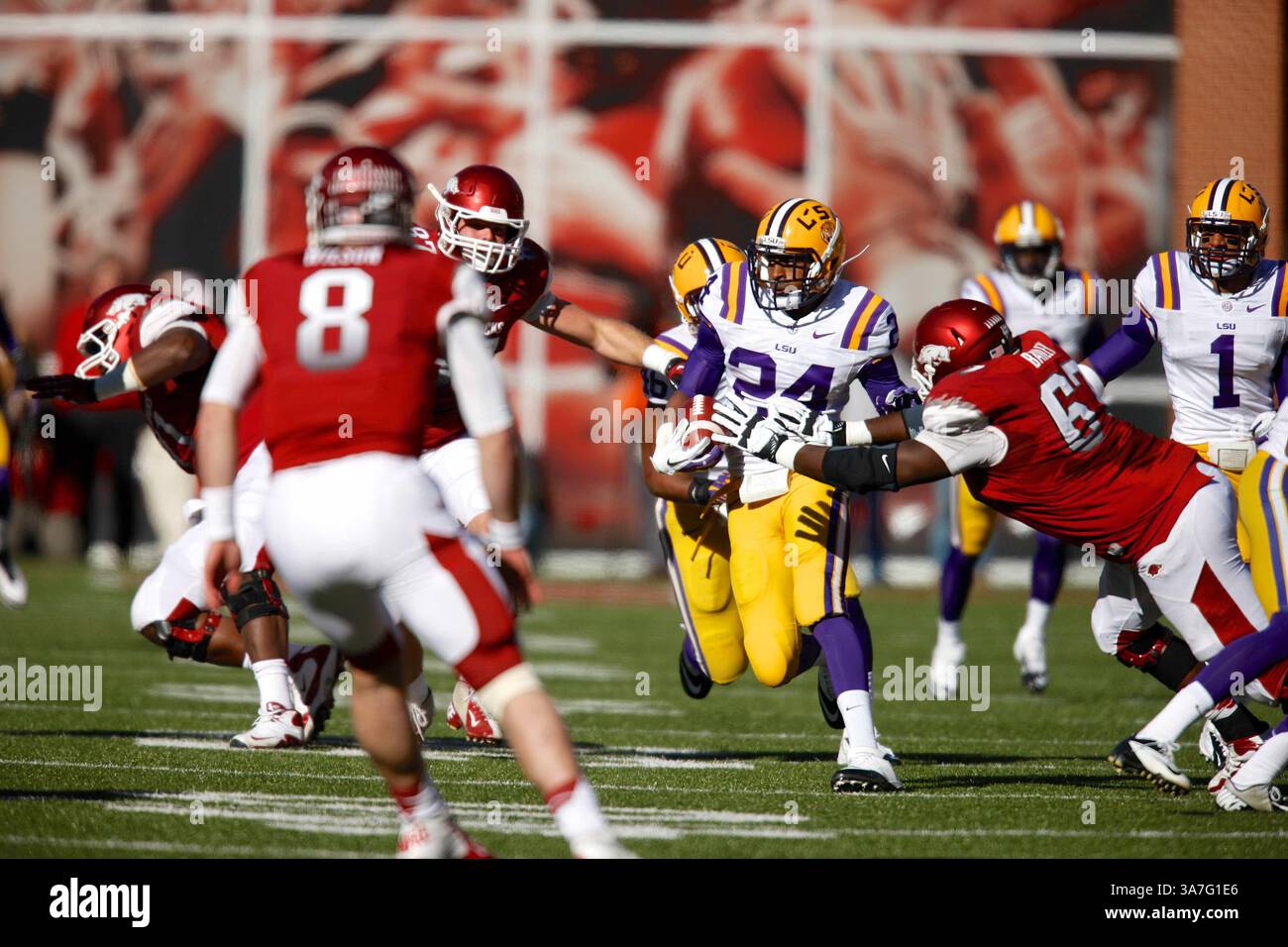 23 novembre 2012 : le dos défensif de la LSU Tharold Simon #24 retourne une balle interceptée alors que le lineman offensif de l'Arkansas Alvin Bailey #67 atteint pour l'arrêter. Les Tigers de la LSU ont battu les Razorbacks de l'Arkansas 20-13 au Donald W. Reynolds Stadium de Fayetteville, AR. Richey Miller/CSM(crédit image : © Richey Miller/Cal Sport Media/ZUMAPRESS.com) Banque D'Images