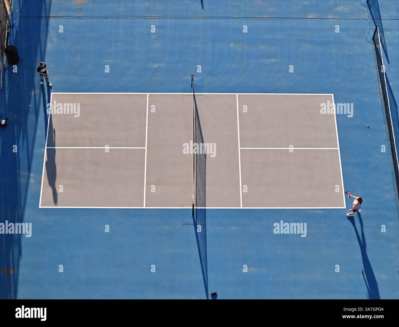 Vue aérienne des joueurs de Pickleball sur court de banlieue - Drone Footage Sports Banque D'Images
