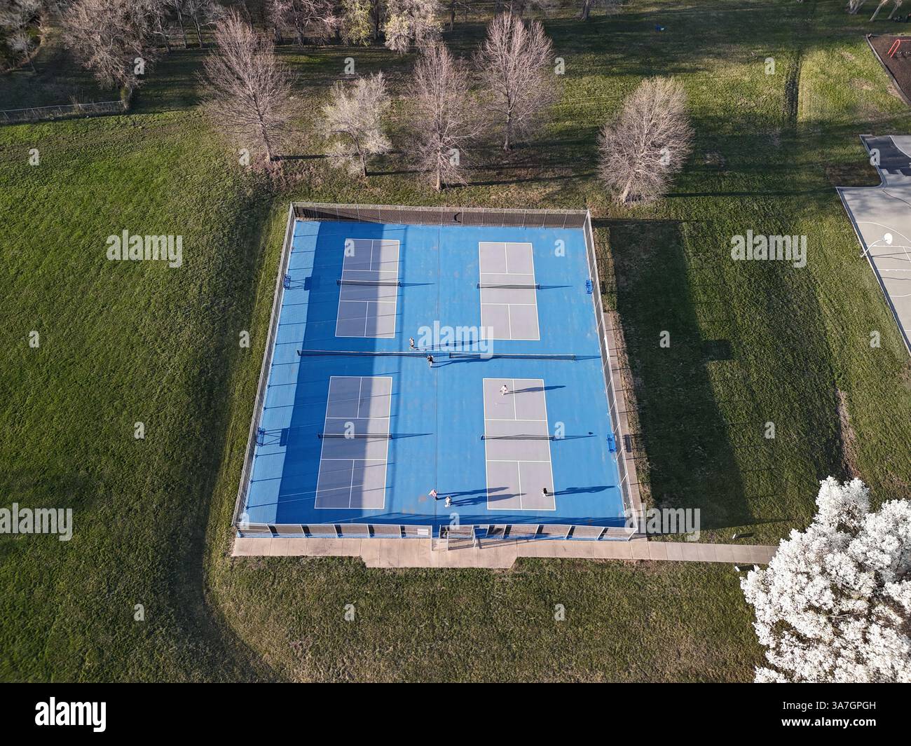 Vue aérienne des joueurs de Pickleball sur court de banlieue - Drone Footage Sports Banque D'Images