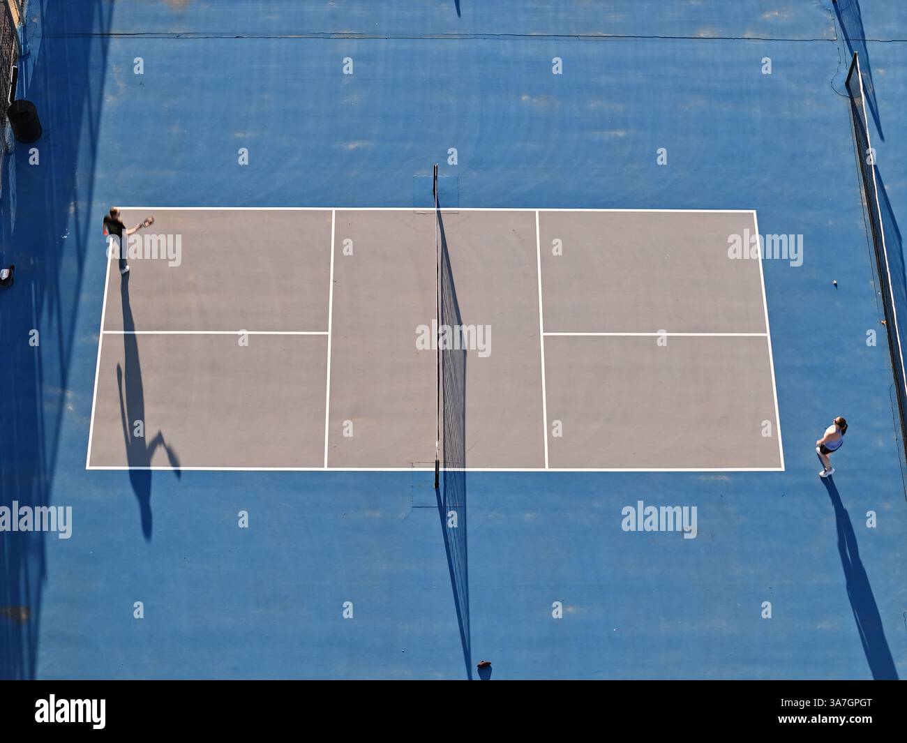 Vue aérienne des joueurs de Pickleball sur court de banlieue - Drone Footage Sports Banque D'Images