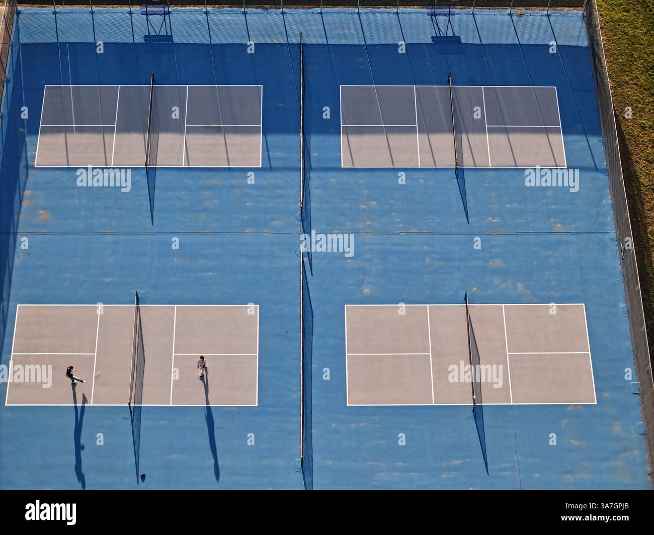 Vue aérienne des joueurs de Pickleball sur court de banlieue - Drone Footage Sports Banque D'Images