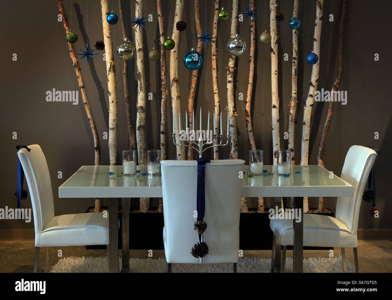 15 novembre 2012 - Ballwin, MO, États-Unis - les designers de Ashley Furniture à Ballwin, Missouri ont mis en place plusieurs décors de vacances dans leur showroom sur Manchester Road, le 13 novembre 2012. Les bougies Hanukkah sont la pièce maîtresse de cette salle à manger mise en place. (Crédit image : © J.B. Forbes/MCT/ZUMAPRESS.com) Banque D'Images