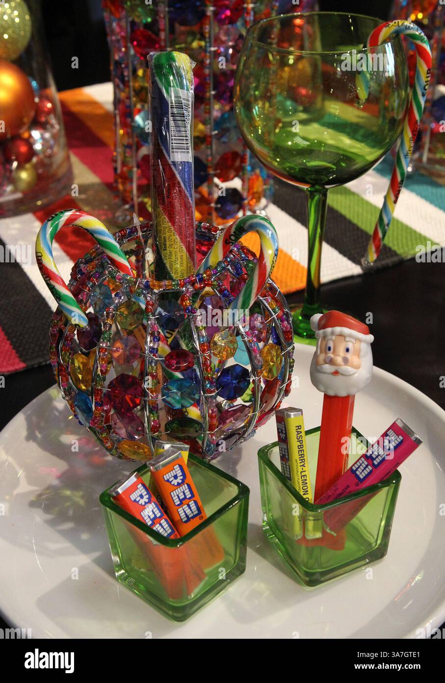 15 novembre 2012 - Ballwin, MO, États-Unis - les designers de Ashley Furniture à Ballwin, Missouri ont mis en place plusieurs décors de vacances dans leur showroom sur Manchester Road, le 13 novembre 2012. Ici, les distributeurs de bonbons Pez ont été utilisés comme accents. (Crédit image : © J.B. Forbes/MCT/ZUMAPRESS.com) Banque D'Images