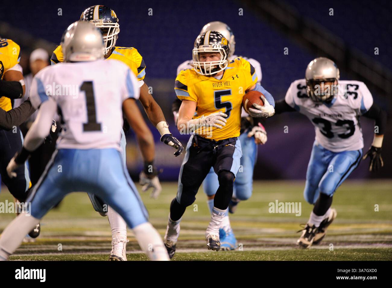 29 NOVEMBRE 2012 : le RB Justin ARN (5) de River Hill se précipite avec le ballon lors des championnats de football MD State 3A au M&T Bank Stadium de Baltimore, Maryland. River Hill bat Huntingtown 18-14 pour rester invaincu pour la saison. (Crédit image : © John Middlebrook/Cal Sport Media/ZUMAPRESS.com) Banque D'Images