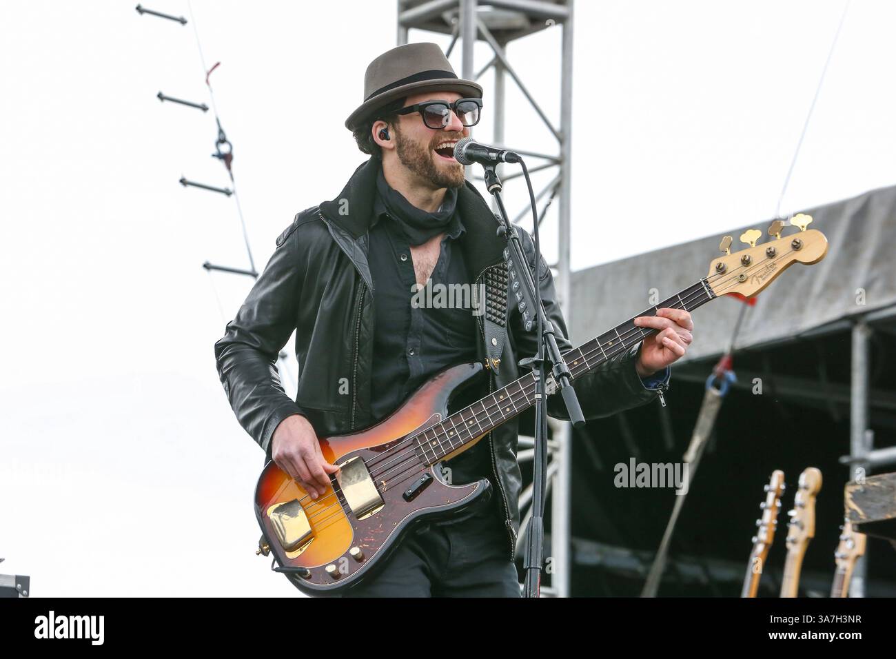 4 mai 2013 - Charlotte, Caroline du Nord, U. S - JOSH SMITH du groupe HALESTORM se produit dans le cadre du festival Carolina Rebellion à Charlotte, Caroline du Nord. Halestorm Halestorm est un groupe de rock américain originaire de Red Lion, Pennsylvanie. La chanson Love Bites (So Do I) de cet album remporte leur premier Grammy Award de la meilleure performance Hard Rock/Metal le 10 février 2013. (Crédit image : © Andy Martin Jr./ZUMAPRESS.com) Banque D'Images